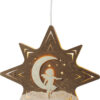 Fensterbild Stern aus Sperrholz gefertigt. Das Motiv zeigt einen Engel im Mond sitzend, welcher über einen kleinen Dorf schwebt. Der Stern ist in Natur und Brauntönen gehalten. Der Engel und Mond in goldfarben.