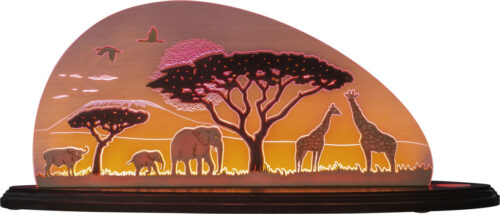 Dekoleuchte aus rötlichem Acrylglas mit dem Motiv Safari. Auf der Leuchte ist die Savanne Afrikas zu sehen mit Elefanten und Girfaffen. Hergestellt im Erzgebirge.