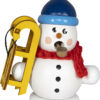 Mini Räuchermann Schneemann mit Schlitten in der Hand und eine blaue Pommelmütze auf dem Kopf