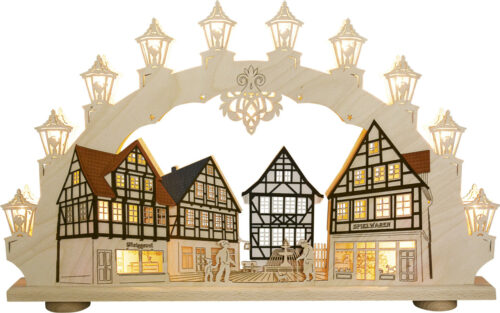 Traditioneller Schwibbogen aus dem Erzgebirge mit einem schönen Altstadtmotiv mit Fachwerkhäusern