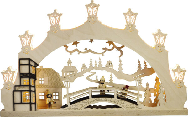Schwibbogen 7 flammig aus dem Erzgebirge mit einem Altstadtmotiv bei dem handgedrechselte Figuren (Winterkinder) angebracht sind.