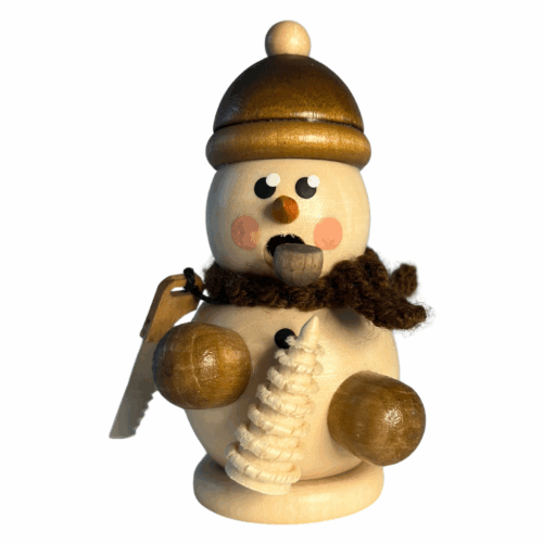 Mini Räuchermann Schneemann Baummauser hat einen Spanbaum gestohlen und trägt diesen in seinem Arm. Über die Schulder hat er noch die Säge hängen. In Natur Braun gehalten. Hergestellt im Erzgebirge.